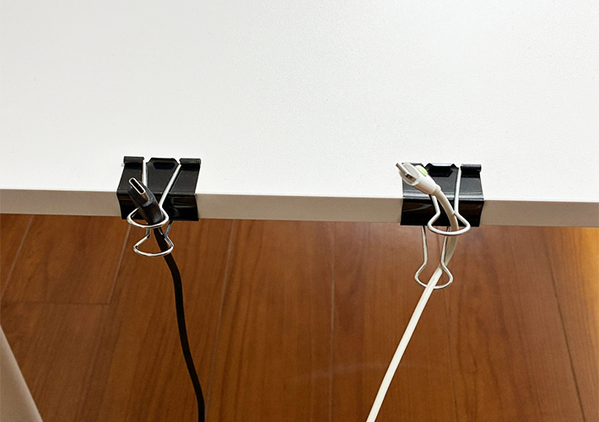 充電コードがぐちゃぐちゃな人は見て　『ダブルクリップ』を使う整理整頓術に「スッキリ片づいた」