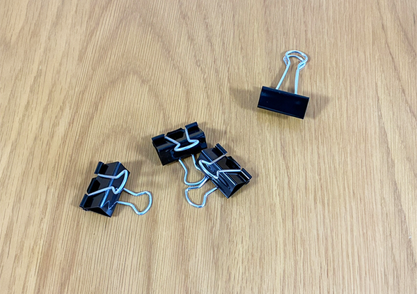 充電コードがぐちゃぐちゃな人は見て　『ダブルクリップ』を使う整理整頓術に「スッキリ片づいた」