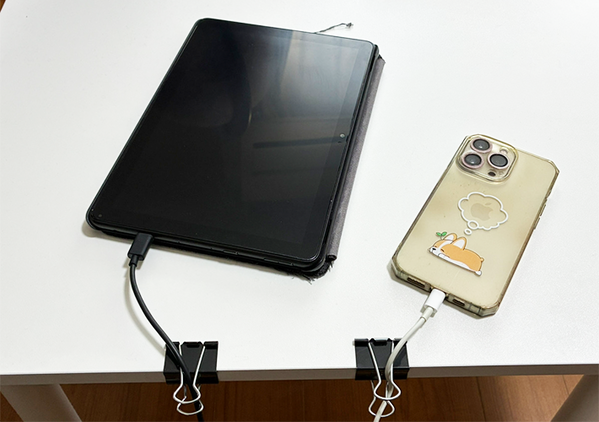 充電コードがぐちゃぐちゃな人は見て　『ダブルクリップ』を使う整理整頓術に「スッキリ片づいた」