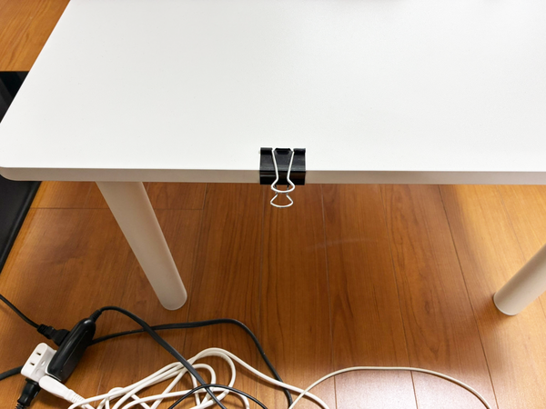 充電コードがぐちゃぐちゃな人は見て　『ダブルクリップ』を使う整理整頓術に「スッキリ片づいた」