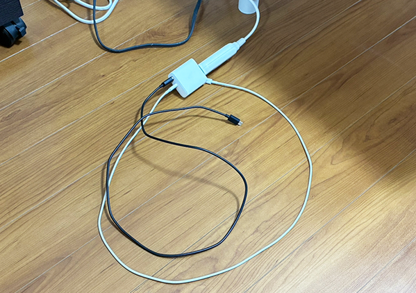 充電コードがぐちゃぐちゃな人は見て　『ダブルクリップ』を使う整理整頓術に「スッキリ片づいた」