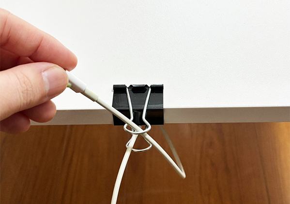 充電コードがぐちゃぐちゃな人は見て　『ダブルクリップ』を使う整理整頓術に「スッキリ片づいた」