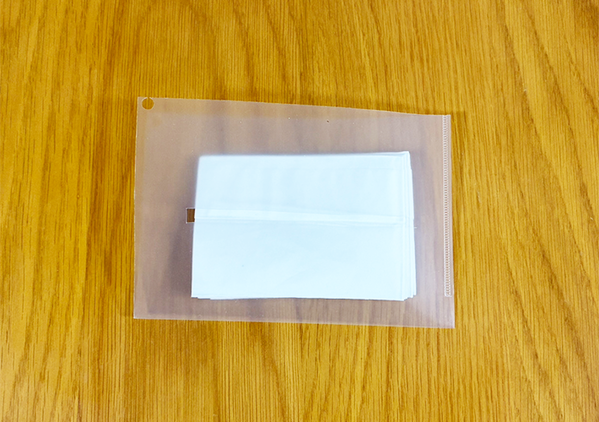 クリアファイルの『端』を切ると？　ティッシュを浮かせて使えるアイディアに「生活が便利になった」