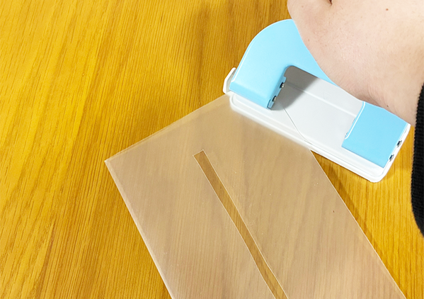 クリアファイルの『端』を切ると？　ティッシュを浮かせて使えるアイディアに「生活が便利になった」