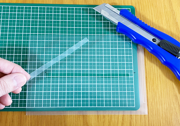 クリアファイルの『端』を切ると？　ティッシュを浮かせて使えるアイディアに「生活が便利になった」