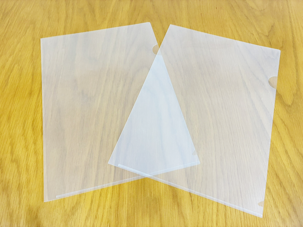 クリアファイルの『端』を切ると？　ティッシュを浮かせて使えるアイディアに「生活が便利になった」