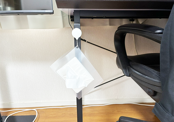 クリアファイルの『端』を切ると？　ティッシュを浮かせて使えるアイディアに「生活が便利になった」