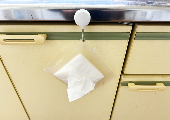 クリアファイルの『端』を切ると？　ティッシュを浮かせて使えるアイディアに「生活が便利になった」