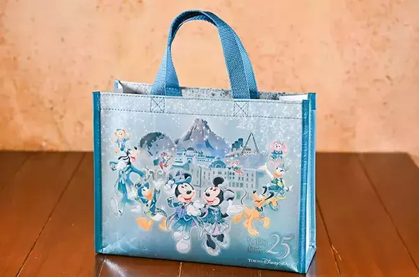 職場で配った『ディズニー土産』パッケージは捨てない！　空になった後…「デスク周りの収納」にぴったりだった！