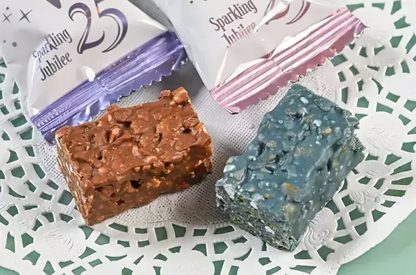 職場で配った『ディズニー土産』パッケージは捨てない！　空になった後…「デスク周りの収納」にぴったりだった！