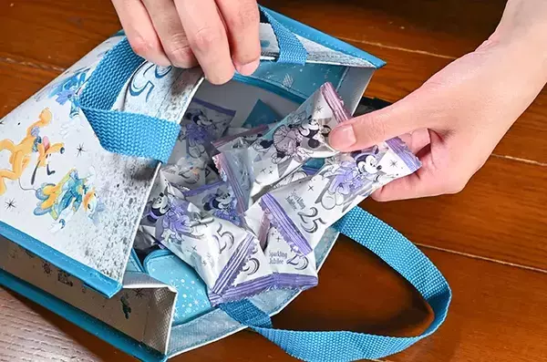 職場で配った『ディズニー土産』パッケージは捨てない！　空になった後…「デスク周りの収納」にぴったりだった！