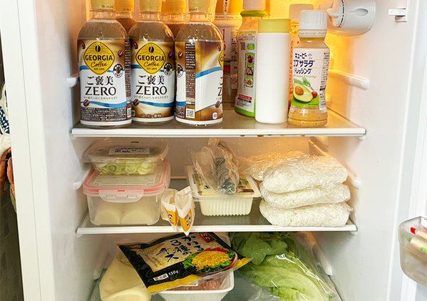 冷蔵庫のゴチャゴチャが即解消！　『縦の空間』を使う収納ワザに「早く知りたかった」