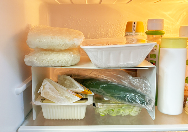 冷蔵庫のゴチャゴチャが即解消！　『縦の空間』を使う収納ワザに「早く知りたかった」