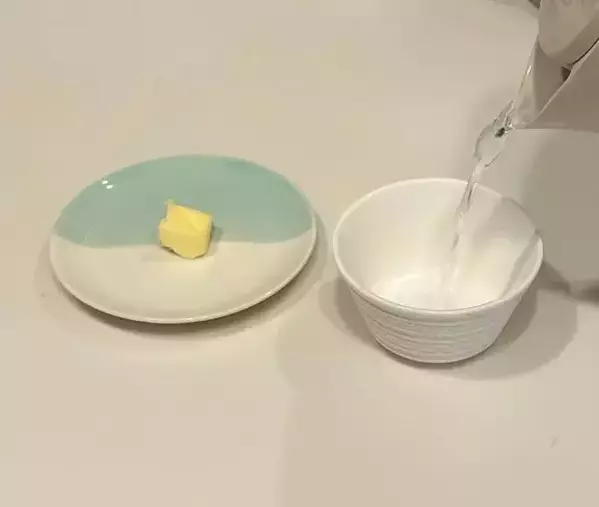 温めたカップを被せると？　バターを『塗る前』に試すべき裏技が超賢い！