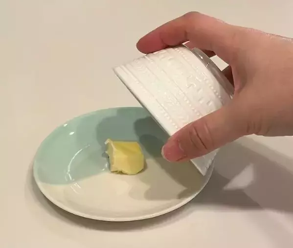 温めたカップを被せると？　バターを『塗る前』に試すべき裏技が超賢い！