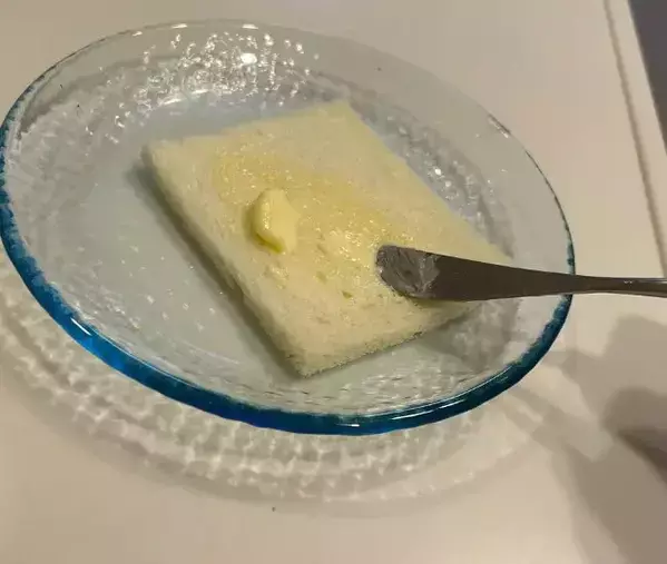 温めたカップを被せると？　バターを『塗る前』に試すべき裏技が超賢い！