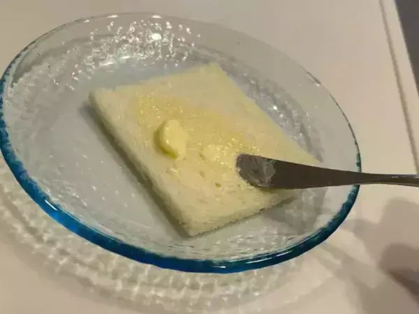 温めたカップを被せると？　バターを『塗る前』に試すべき裏技が超賢い！