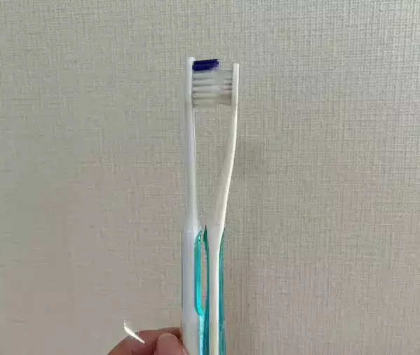 使い古した歯ブラシ　2本をテープで固定すると？「その手があったか」「真似します」