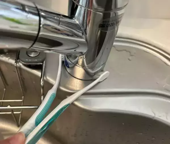 使い古した歯ブラシ　2本をテープで固定すると？「その手があったか」「真似します」