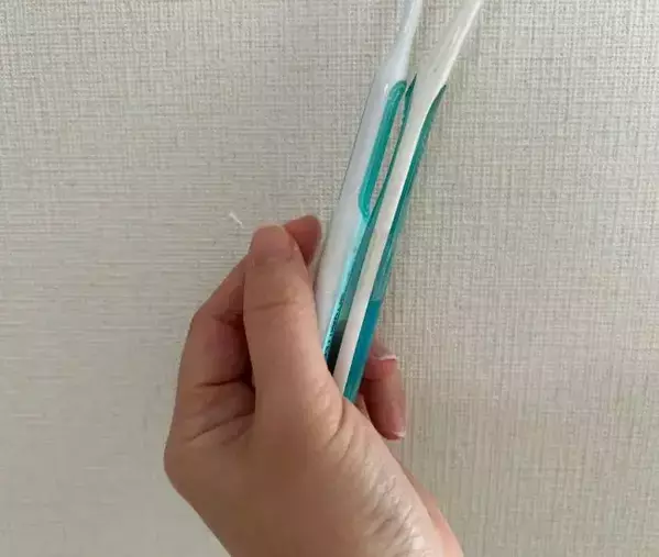 使い古した歯ブラシ　2本をテープで固定すると？「その手があったか」「真似します」