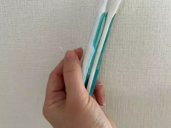使い古した歯ブラシ　2本をテープで固定すると？「その手があったか」「真似します」
