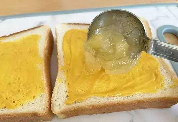 塗ったら挟んで焼くだけ！　手軽な食パンアレンジに、家族が「オシャレ」「また作って！」【りんごジャム活用】