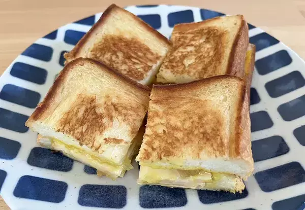 塗ったら挟んで焼くだけ！　手軽な食パンアレンジに、家族が「オシャレ」「また作って！」【りんごジャム活用】