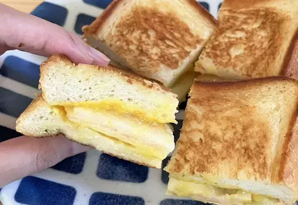 塗ったら挟んで焼くだけ！　手軽な食パンアレンジに、家族が「オシャレ」「また作って！」【りんごジャム活用】