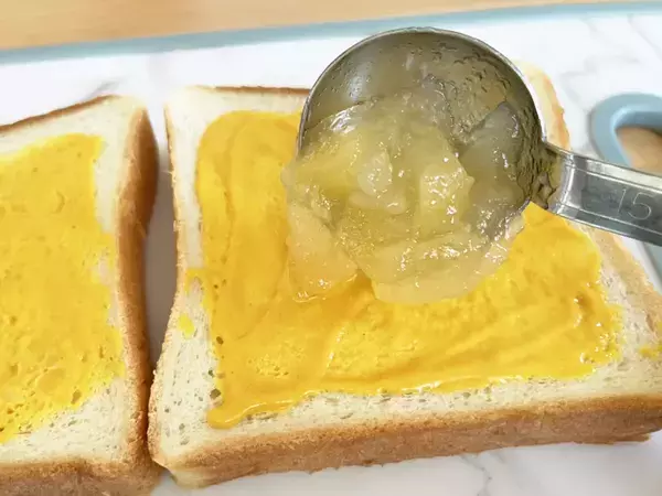 塗ったら挟んで焼くだけ！　手軽な食パンアレンジに、家族が「オシャレ」「また作って！」【りんごジャム活用】