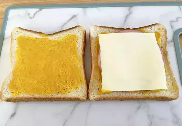 塗ったら挟んで焼くだけ！　手軽な食パンアレンジに、家族が「オシャレ」「また作って！」【りんごジャム活用】