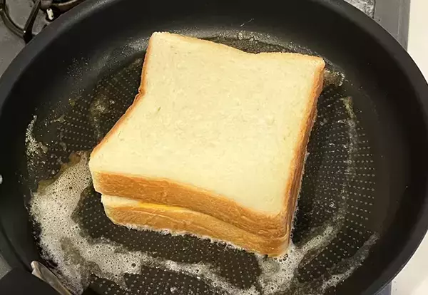 塗ったら挟んで焼くだけ！　手軽な食パンアレンジに、家族が「オシャレ」「また作って！」【りんごジャム活用】