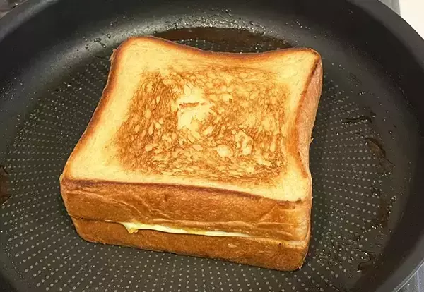 塗ったら挟んで焼くだけ！　手軽な食パンアレンジに、家族が「オシャレ」「また作って！」【りんごジャム活用】