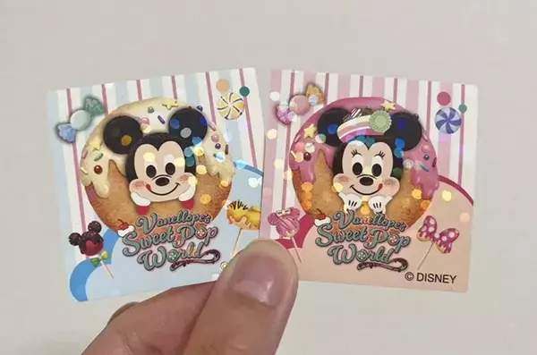 ディズニーランドで買った『1000円のお菓子』　中を開けたら…まさかの「おまけ」が入っていて歓喜！