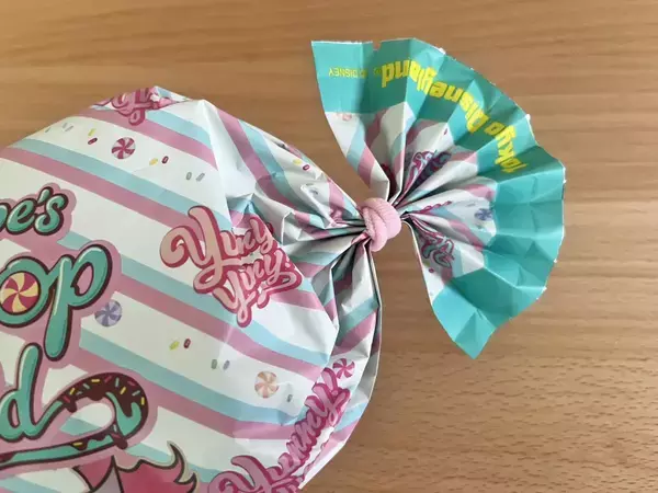 ディズニーランドで買った『1000円のお菓子』　中を開けたら…まさかの「おまけ」が入っていて歓喜！