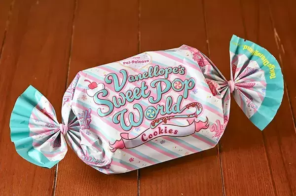 ディズニーランドで買った『1000円のお菓子』　中を開けたら…まさかの「おまけ」が入っていて歓喜！