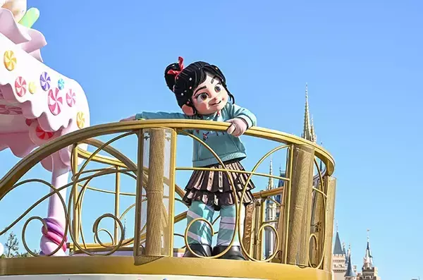 ディズニーランドで買った『1000円のお菓子』　中を開けたら…まさかの「おまけ」が入っていて歓喜！