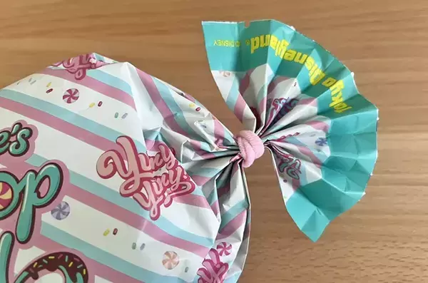 ディズニーランドで買った『1000円のお菓子』　中を開けたら…まさかの「おまけ」が入っていて歓喜！