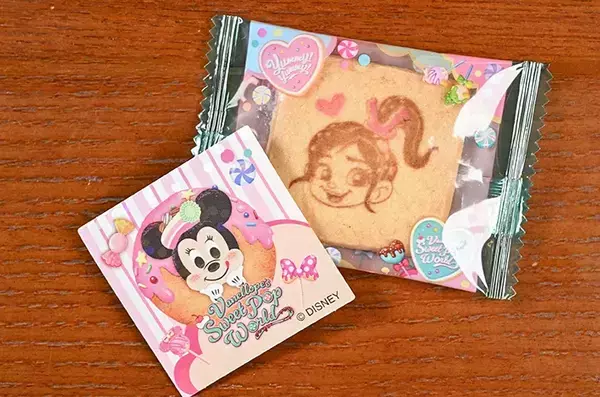 ディズニーランドで買った『1000円のお菓子』　中を開けたら…まさかの「おまけ」が入っていて歓喜！