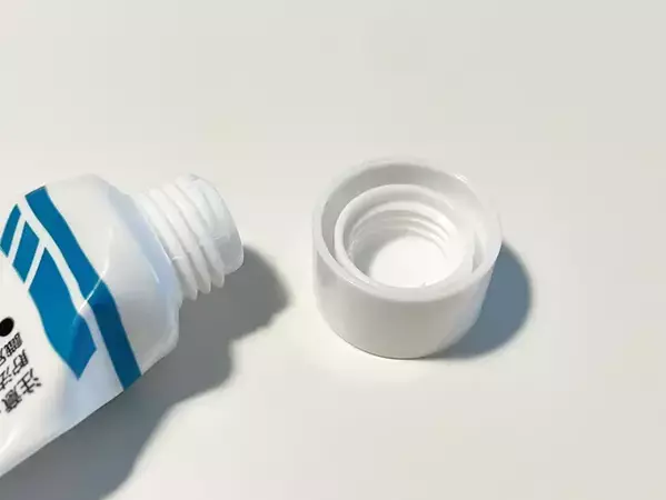 にゅるっと出てきて気持ちいい！捨てようとしていたチューブを「キャップ」で最後まで使い切る方法