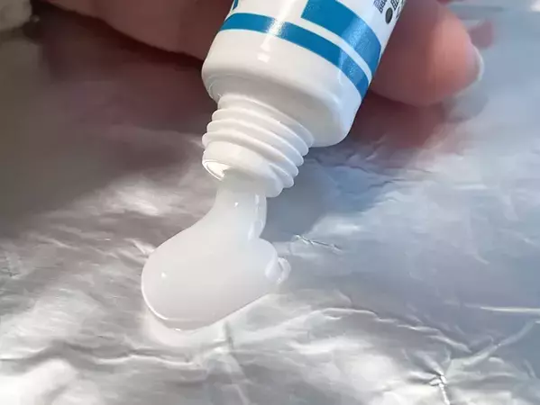 にゅるっと出てきて気持ちいい！捨てようとしていたチューブを「キャップ」で最後まで使い切る方法