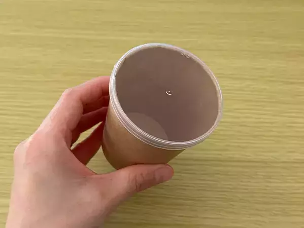 『プリングルズ』の蓋は捨てないで！　紙コップと組み合わせる活用法に「めちゃ便利」