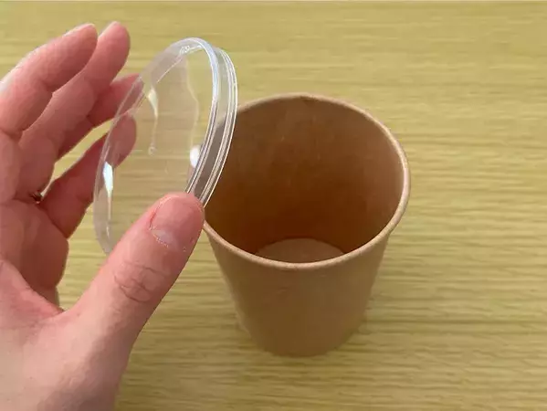 『プリングルズ』の蓋は捨てないで！　紙コップと組み合わせる活用法に「めちゃ便利」
