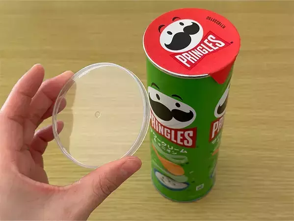 『プリングルズ』の蓋は捨てないで！　紙コップと組み合わせる活用法に「めちゃ便利」
