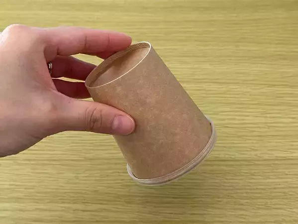 『プリングルズ』の蓋は捨てないで！　紙コップと組み合わせる活用法に「めちゃ便利」