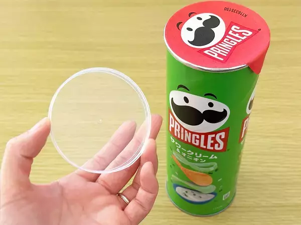 『プリングルズ』の蓋は捨てないで！　紙コップと組み合わせる活用法に「めちゃ便利」