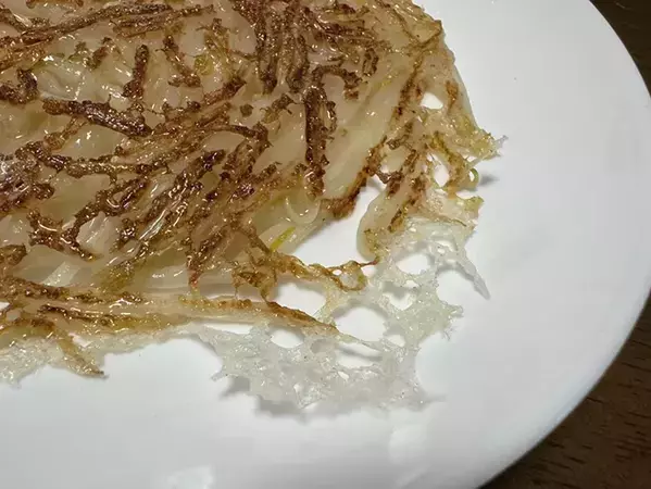 モヤシに『片栗粉』を混ぜて焼くと？　出来上がりに「外はパリッ中はシャキシャキ」【1人前約35円】