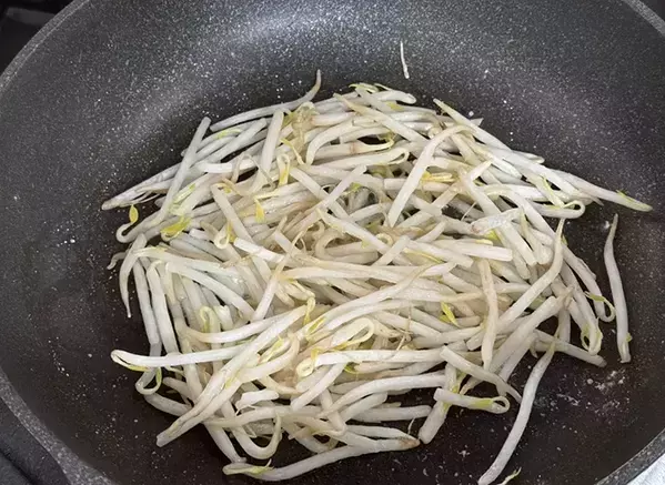 モヤシに『片栗粉』を混ぜて焼くと？　出来上がりに「外はパリッ中はシャキシャキ」【1人前約35円】