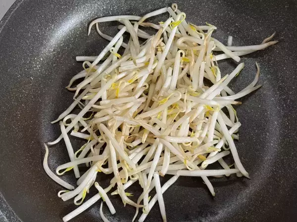 モヤシに『片栗粉』を混ぜて焼くと？　出来上がりに「外はパリッ中はシャキシャキ」【1人前約35円】