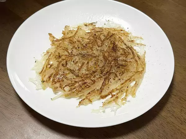 モヤシに『片栗粉』を混ぜて焼くと？　出来上がりに「外はパリッ中はシャキシャキ」【1人前約35円】