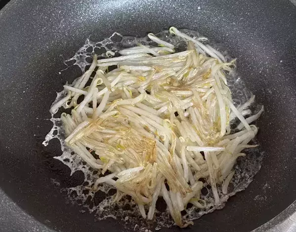 モヤシに『片栗粉』を混ぜて焼くと？　出来上がりに「外はパリッ中はシャキシャキ」【1人前約35円】